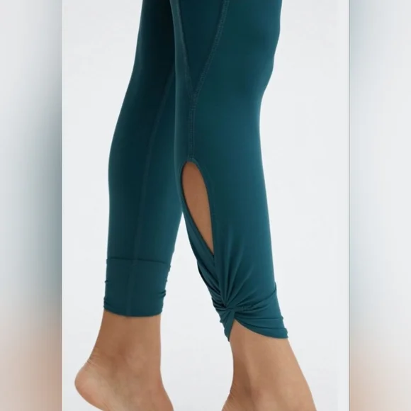 Fabletics Oasis High Waisted Twist 7/8 Leggings Midnight Wave Teal Activewear - Picture 11 of 12